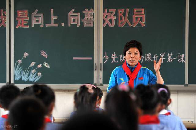 结业两年的白领吴宇超为了寻求已离婚的年夜学期间女神吕晓嫣， 搬到了天通苑的一间合租屋，熟悉了一群各有故事的年青人。20岁的刘奕东是个高中结业的背叛少女，她母亲兰姐和她继父离婚后， 搬来与她同住，两人由于她爸的死而关系严重。26岁的张建是个木讷诚恳的房产中介，事迹欠好 常被欺侮，他其实不顺应北京的高压和快节拍糊口，女友也离他而往。称本身23岁的秦芸娟是一位KTV陪唱女，她陪唱不陪睡，辛劳周旋在客人、同事和KTV司理之间，最年夜的欲望是把儿子接来身旁。27岁的糖小柔没有主业，倚靠收集直播赚钱，她17岁曾拍过一本着名杂志的封面，从此认定本身是做明星的料，可是7年曩昔，她还只是个小透明，天天繁忙于各类试镜勾当，存着一笔整容基金，做着明星梦。6个性情悬殊的人同住一个屋檐下，由于一次集体抵当二房主的事务 而相熟起来，他们逐步成立信赖、发生友谊，天天糊口在一路的他们，难熬时会彼此安抚，但更多的是各自承受，每一个人都为了想要的糊口或是胡想而尽力着。合租屋的6小我是天通苑的缩影，也是北漂一族的缩影，他们在这里相遇，在这里抽泣，在这里欢乐，高歌着匹敌糊口，或是痛哭着谩骂命运，然后有的人选择分开，有的人选择留下，不管他们还在不在天通苑，糊口城市继续，他们的故事也没有竣事。